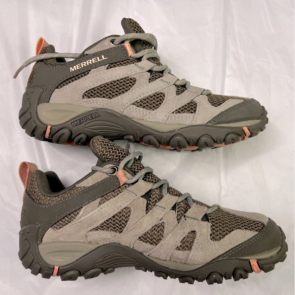 NWT Merrell Alverstone Women’s hiking boots 6.5 Aluminum